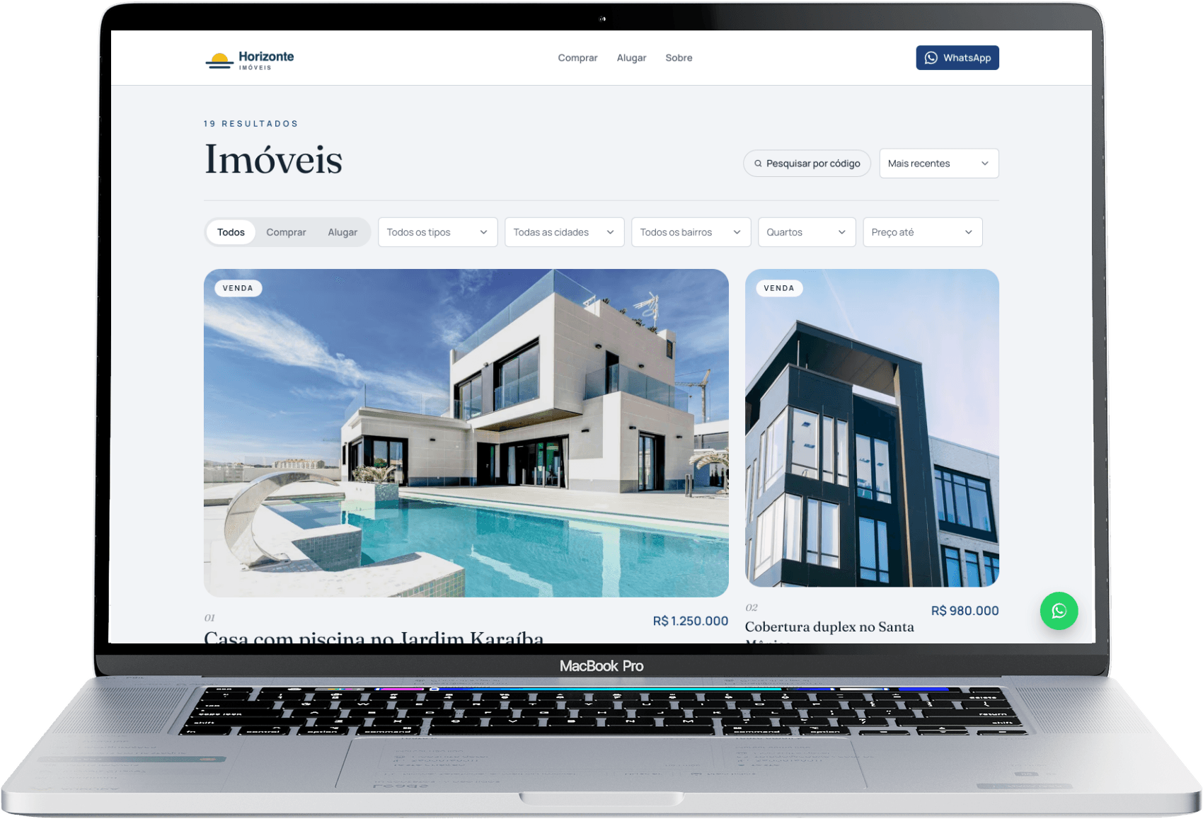 Notebook mostrando a lista de imóveis do site de uma imobiliária feito com o Chave7 Sites
