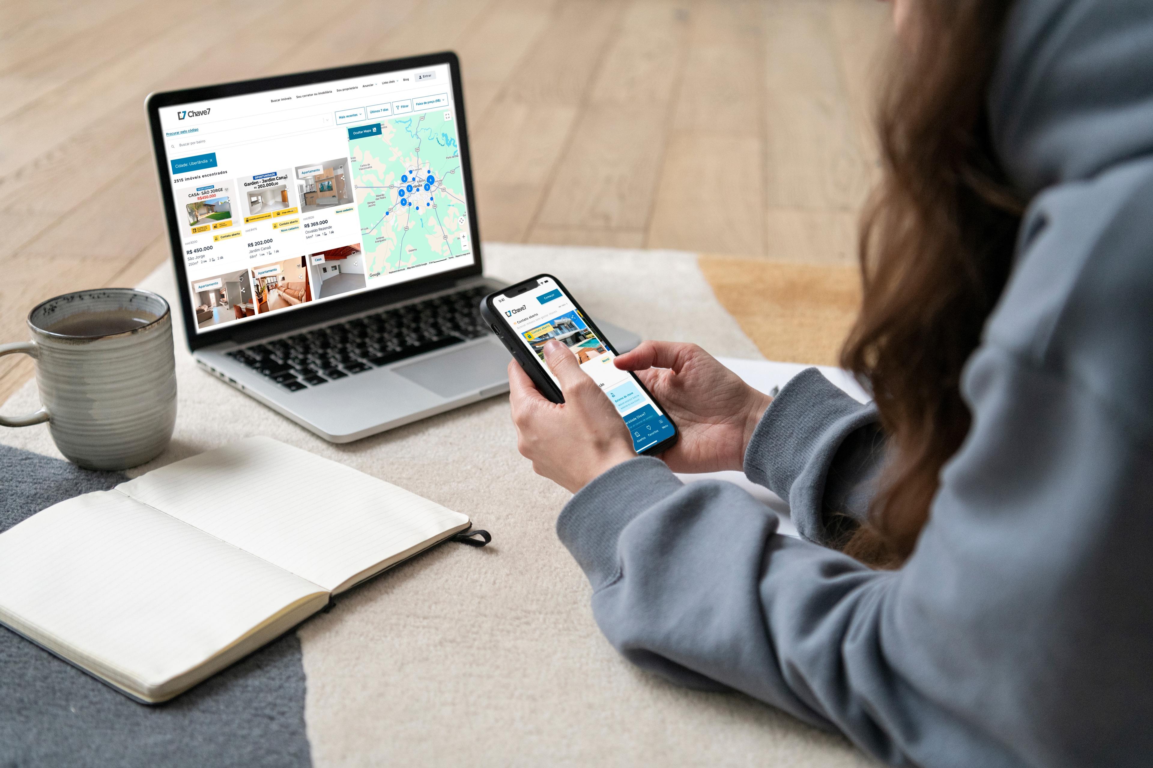 Corretora usando o portal Chave7 Sites no notebook e celular