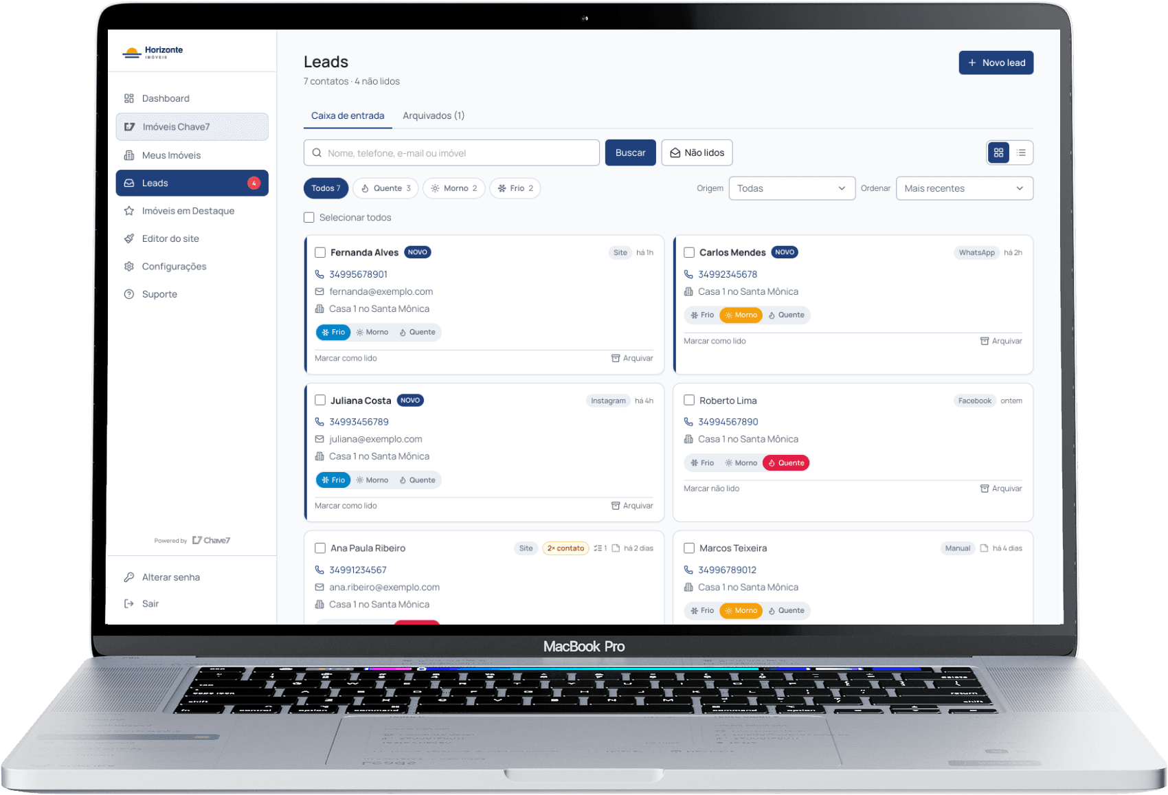 Notebook mostrando a caixa de entrada de leads do Chave7 Sites, com temperatura e origem de cada contato
