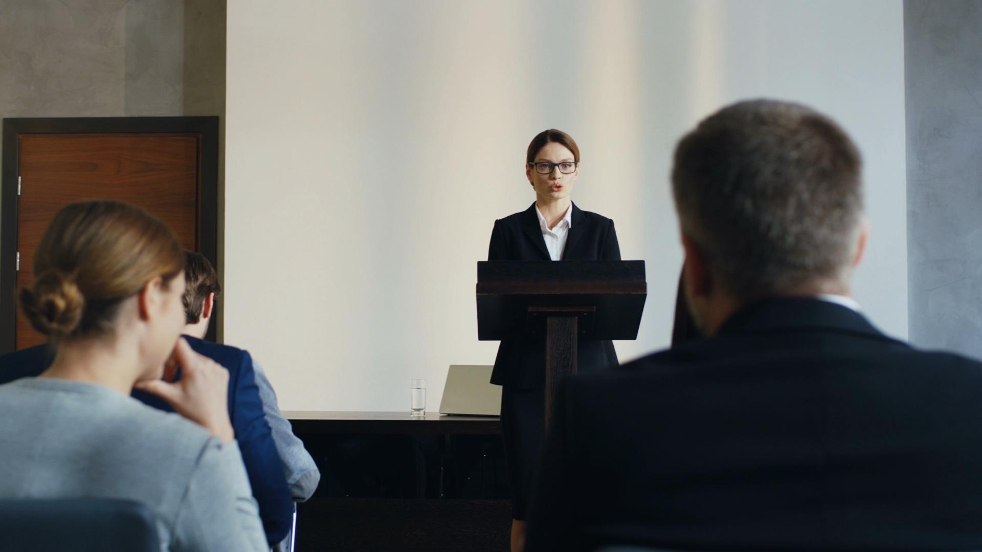 Corretora apresentando em um treinamento para colegas de trabalho
